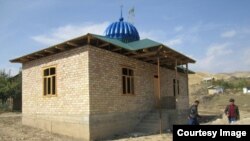 Сапарбек бир туугандары менен курган мечит