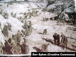 Радянські військові працюють у Бабиному Яру під наглядом німецьких солдатів