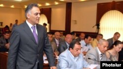 Armenia -- Mayor Gagik Beglarian walks into Yerevan's newly elected municipal council on June 8, 2009.