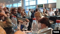 Долгое ожидание в аэропорту без еды и удобств. К счастью, вода в кране бесплатная