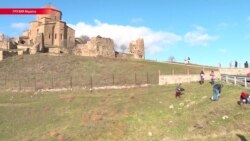 «Мусорный ртвели»: волонтеры чистят Грузию от мусора, так как власти с этим не справляются