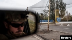 Лінія бойового зіткнення від Краматорська зараз приблизно за 15 кілометрів, згідно з мапою DeepState. На фото: українські військові в'їжджають в Краматорськ, 18 вересня 2025 року