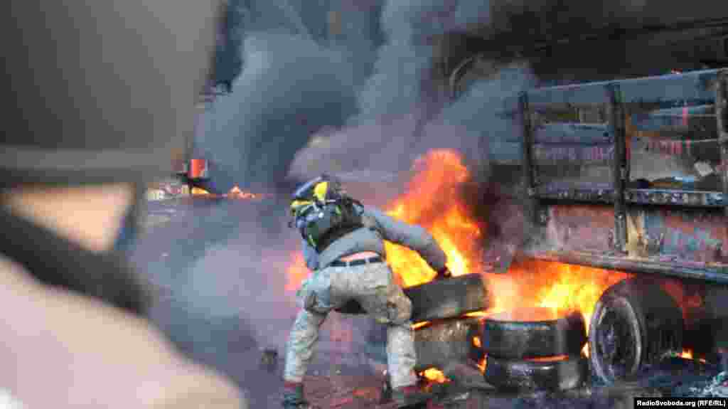 Өкмөттүк имараттар турган тарапта күйгөн дөңгөлөктөр 