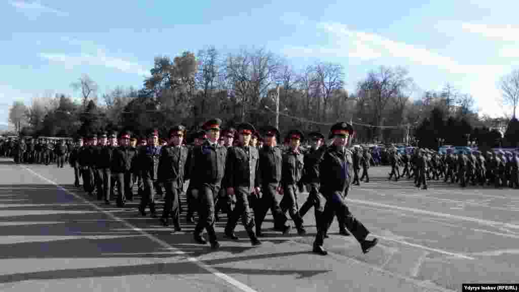 Бирок облустук милициянын маалымат катчысы Жеңиш Ашырбаев бул жоромолду четке кагып, пландык негизде уюштурулган кадимки ишке бөлүштүрүү жана алдыдагы жергиликтүү кеңештерге шайлоодо коопсуздукту камсыз кылууга даярдык экенин айтууда.