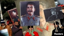  Памятная акция по случаю 130-летия со дня рождения Сталина у музея в Гори в Грузии. 21 декабря 2013 года