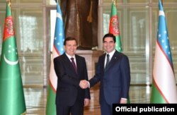 Президент Узбекистана Шавкат Мирзияев и президент Туркменистана Гурбангулы Бердымухамедов (справа).