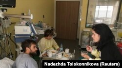 Петр Верзилов жана Надежда Толоконникова.