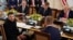 Президент України Володимир Зеленський за столом із президентом США Дональдом Трампом, президентом Франції Емманюелем Макроном, прем’єром Великої Британії Кіром Стармером та президентом Фінляндії Александером Стуббом під час переговорів у Білому домі, 18 серпня 2025 року