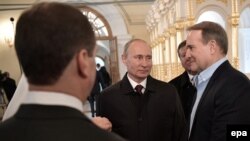 Володимир Путін (в центрі) та Віктор Медведчук (праворуч). Московська область, 15 листопада 2017 рік 