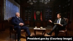 Александр Лукашенко даёт интервью журналисту Саймону Шустеру, Минск, июль 2025