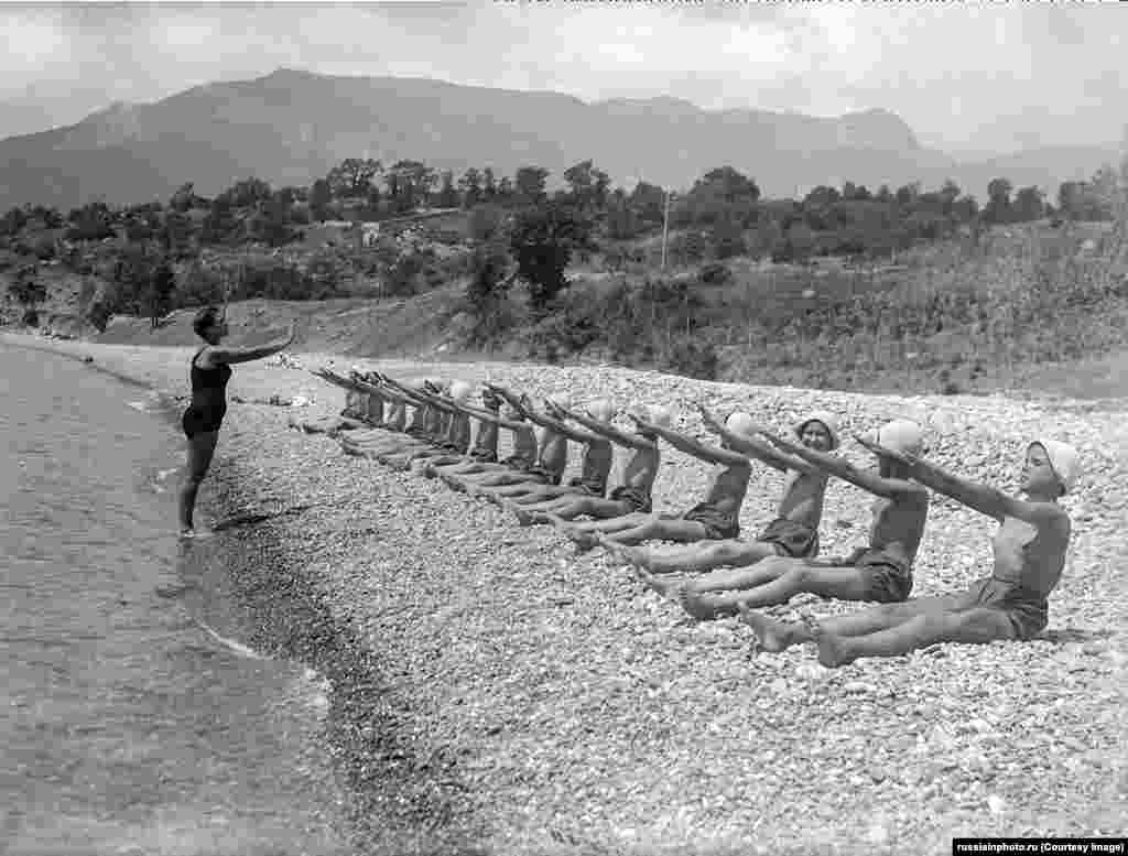 Деңиз жээгиндеги көнүгүү. 1930-жылдар. Бара-бара лагерь кеңейип, советтик жаштар - пионерлер эс алган жайга айланды. Ал жакка мыкты окуган балдар менен катар коммунисттер партиясынын таасирлүү жетекчилеринин балдары жөнөтүлчү.