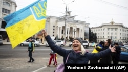 У центрі Херсону люди радіють звільненню міста з-під окупації Росією та втечі армії РФ. Херсон, 12 листопада 2022 року