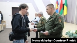 Цырымонія ўручэньня павестак прызыўнікам у Івацэвічах на Берасьцейшчыне. 15 кастрычніка 2025
