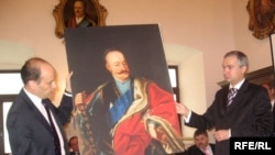 Мацей Радзівіл перадае экспанаты для будучага музэю міністру культуры Паўлу Латушку.