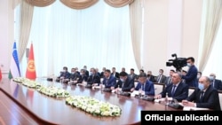 Өзбекстанга барган Кыргызстандын делегациясы. (Ортодо УКМКнын төрөгасы Камчыбек Ташиев). 