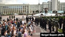 Ілюстрацыйнае фота. Акцыя на плошчы Незалежнасьці ў Менску, падчас якой масава затрымлівалі журналістаў, 27 жніўня 2020