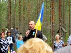 2. Андрій Литвин на місці розстрілу жертв сталінського терору в Карелії