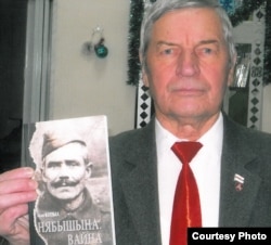 «На прэзэнтацыі першага выданьня маёй кнігі «Акупацыя вачамі падлетка» («Нябышына. Вайна», на вокладцы — фота майго бацькі, сьведчыць аўтар).