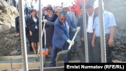 Мелис Мырзакматов во время закладки фундамента эстакадного моста в Оше. 