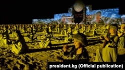 "Маш ботойду" аткарган миң комузчу. Чолпон-Ата