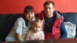 Алинә һәм Илназ Әхмәтовлар кызлары Әмирә белән