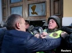 Прихильники екс-президента Грузії, керівника «Руху нових сил» Міхеїла Саакашвілі штурмують будівлю Міжнародного центру культури і мистецтв (Жовтневого палацу) в Києві, 17 грудня 2017 року