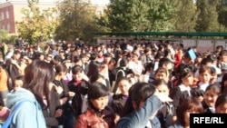 Студенттер - чоң күч. Муну түшүнгөн партиялар да көп.