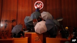 Протестувальники у будівлі Законодавчої ради Гонконгу, 1 липня 2019 року