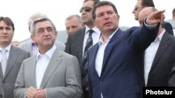 Арам Арутюнян (справа) и Серж Саргсян, июнь 2011 года. 