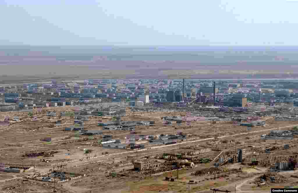 Въздушна гледка към град Байконур с население 36 000 души през 2009 г. На практика цялата икономика на града се основава на космическата индустрия. По времето на Съветския съюз около 70 процента от населението са етнически руснаци, а по-голямата част от останалите са етнически казахи. Днес това съотношение е запазено, само че е наобратно.