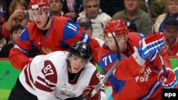 Латвия жана Орусиянын хоккей боюнча  курама командалары.  Архивдик сүрөт