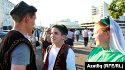 Татар яшьләре Казанда Печән базарын җанландыра