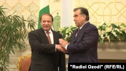 Наваз Шариф и Эмомали Рахмон. Душанбе, 6 июля 2017 года