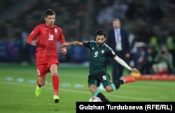 Кыргызстан курама командасынын оюнчусу Мирлан Мурзаев БАЭ курама командасы менен болгон беттеш учурунда. Азия Кубогу. 21-январь, 2019-жыл.