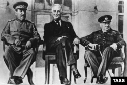 Солдон оңго: Иосиф Сталин, Франклин Делано Рузвелт, Уинстон Черчилл. Тегеран. 28-ноябрь – 1-декабрь, 1943-жыл.