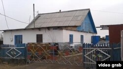 Дом семьи Жансенгировых в селе Максимовка Акмолинской области. 23 октября 2013 года.