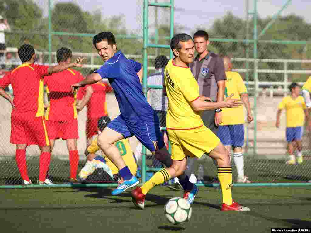 Саясат талаасында бир курамада ойногон эки Жоомарт бул күну футбол талаасында карама каршы командаларда оюн көрсөтүштү. 