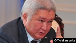 Лидер фракции "Ар-Намыс" Феликс Кулов, Бишкек, 5 июля 2012 года. 