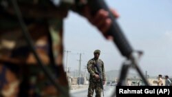 دو سرباز اردوی افغان در یک پوسته امنیتی در شاهراه کابل جلال آباد