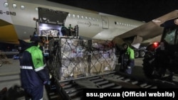 Новинна агенція Об’єднаних Арабських Еміратів WAM повідомила напередодні, що відправленого вантажу може вистачити для понад 10 тисяч працівників охорони здоров’я