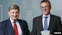 Лєшек Бальцерович (ліворуч) та Іван Міклош під час брифінгу у Києві. 5 травня 2016 року