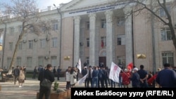 Акция у здания ЦИК с требованием отменить результаты выборов из-за многочисленных нарушений. Апрель 2021 года. 