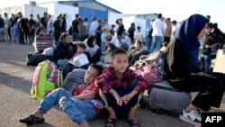 گروهی از مهاجرین افغان از جمله زنان و کودکان که اخیراً از ایران برگشته اند.