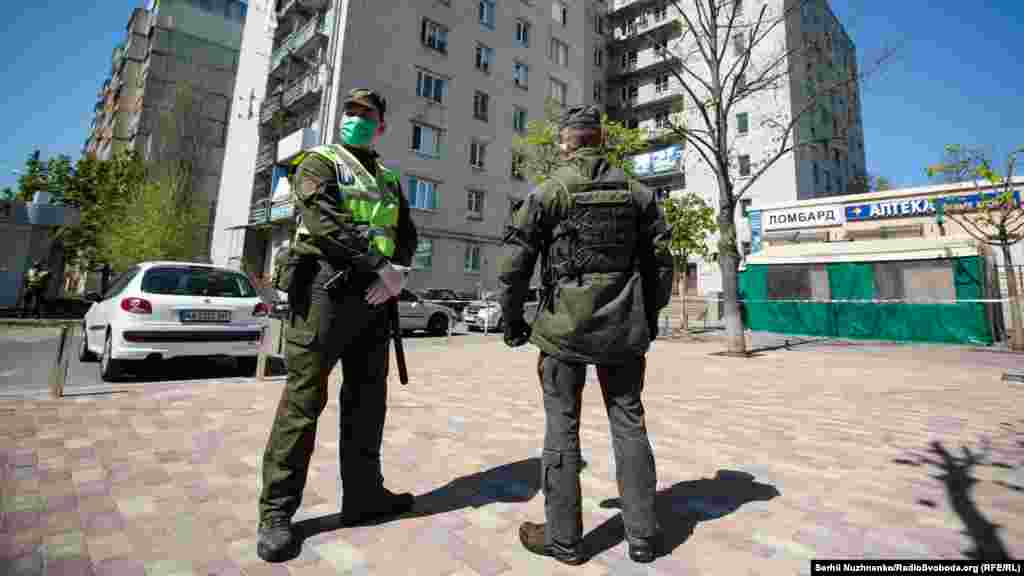 Нацгвардійці чергують біля гуртожитку у Вишневому, де виявили 78 хворих&nbsp;на COVID-19. Вишневе, 23 квітня 2020 року ФОТОРЕПОРТАЖ:&nbsp;Коронавірус у Вишневому: в гуртожитку виявили 78 хворих