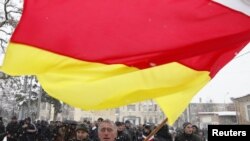 Нарастающее недовольство оппозиции игнорируется, четких сигналов команде Кокойты не отправляется. Следовательно, сюрпризы в югоосетинской истории с выборами президента еще возможны