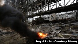 «Кіборги» під обстрілом забирають тіло танкіста