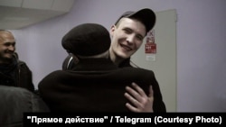 22 марта 2014 года, Москва. Эдуард Лимонов встречает Кирилла Унчука, освободившегося из Новосибирской ИК-3 после трех лет заключения