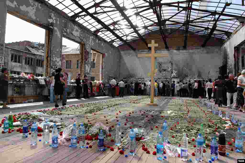 Корбан булган балаларның туганнары тотыклар утырган спортзал идәненә чәчәкләр сала. - Левада үзәге 2007 елда үткәргән фикер белешүгә күрә, рәсми аңлатмаларга халыкның 8% гына ышана.