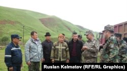 Глава МЧС Кубатбек Боронов в селе Кыр-Жол. 24 мая 2015 года. 