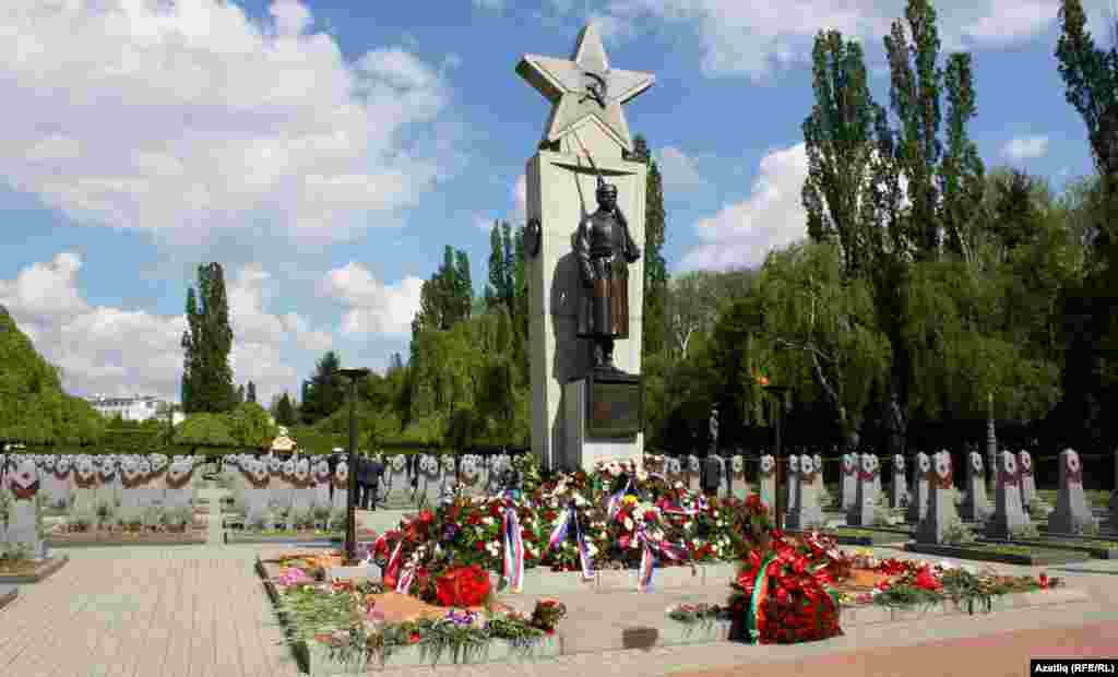 Татарстан президенты исеменнән куелган чәчәк бәйләме.